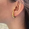 Boucles d'oreilles en acier doré effet manchette de lobe en forme de croissant bullé - vue V3