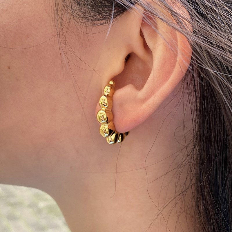 Boucles d'oreilles en acier doré effet manchette de lobe en forme de croissant bullé - vue 3