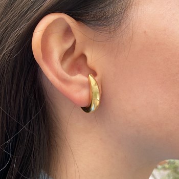 Gold-plated steel earrings with smooth moon-shaped lobe cuff effect