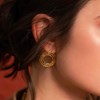 Boucles d'oreilles en acier doré composées de trois cercles texturés - vue V2