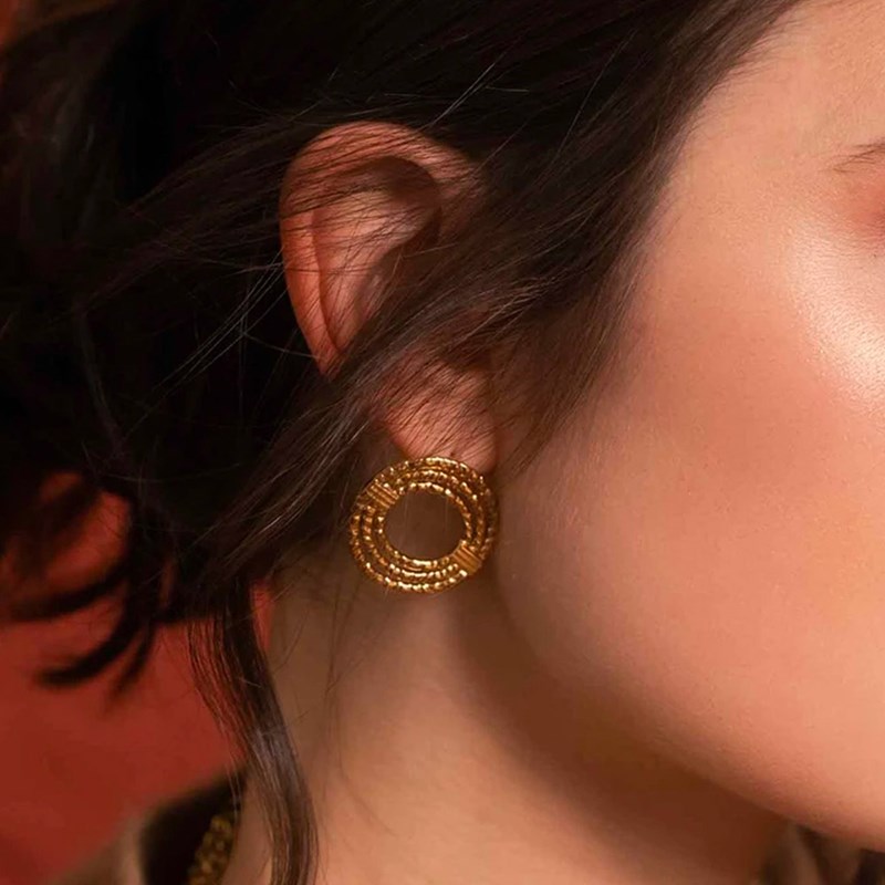 Boucles d'oreilles en acier doré composées de trois cercles texturés - vue 2