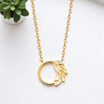 Gold plated 750 3 microns circle necklace with leaf pattern ring contour