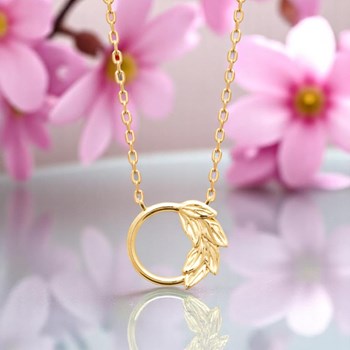 Gold plated 750 3 microns circle necklace with leaf pattern ring contour