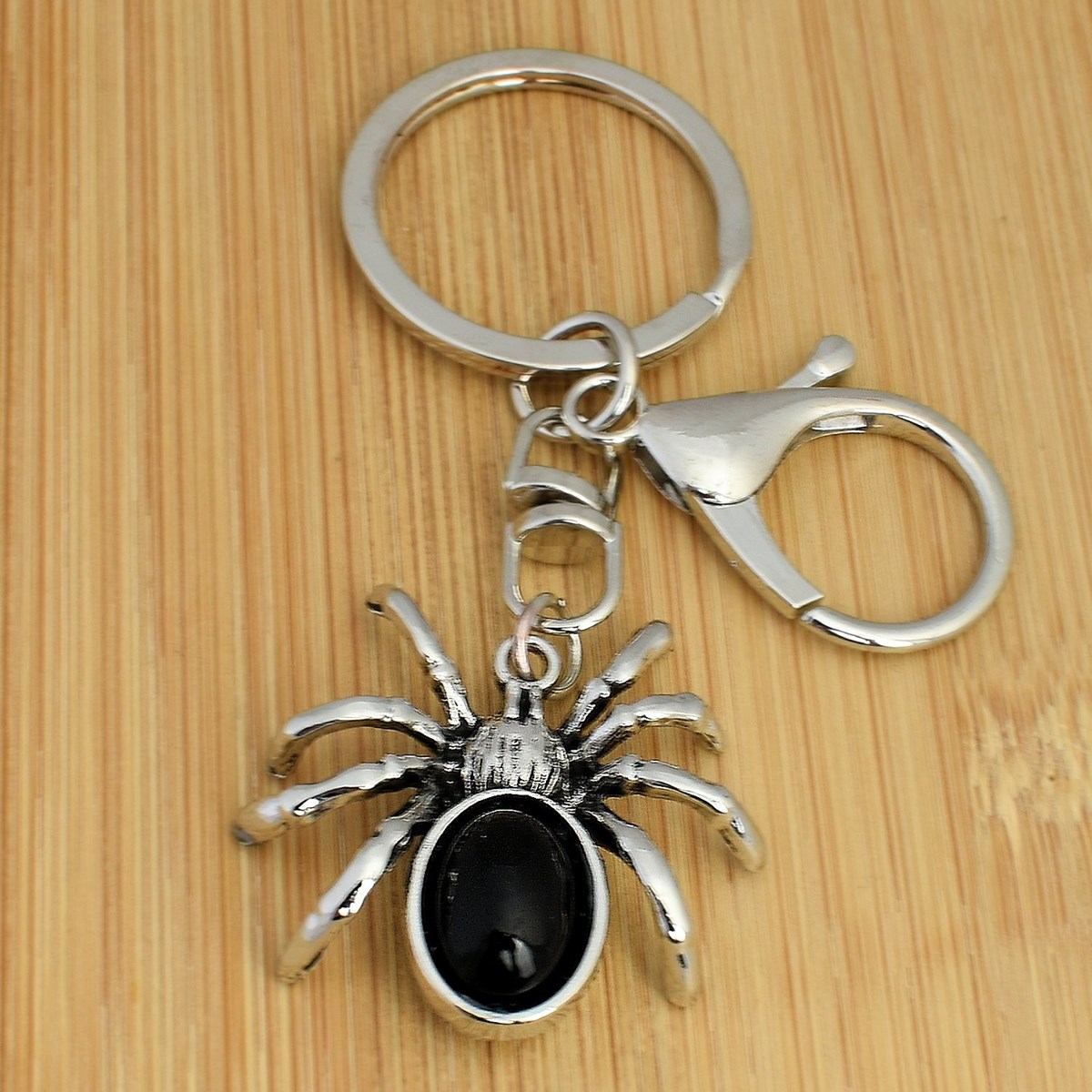 Porte-clés araignée perle noire bijou de sac avec mousqueton et anneau argenté - vue 2