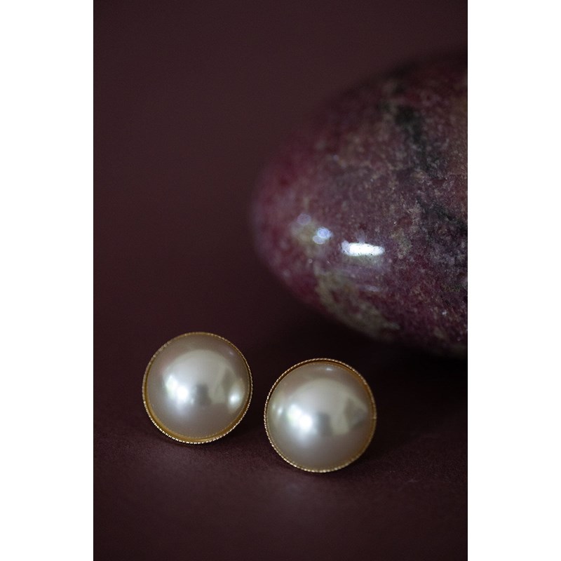 maxi boucles d'oreilles puces perles doré à l'or fin - NÉLYA - vue 3