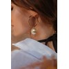 petites boucles d'oreilles créoles perles plaqué argent - NÉLYA - vue V2