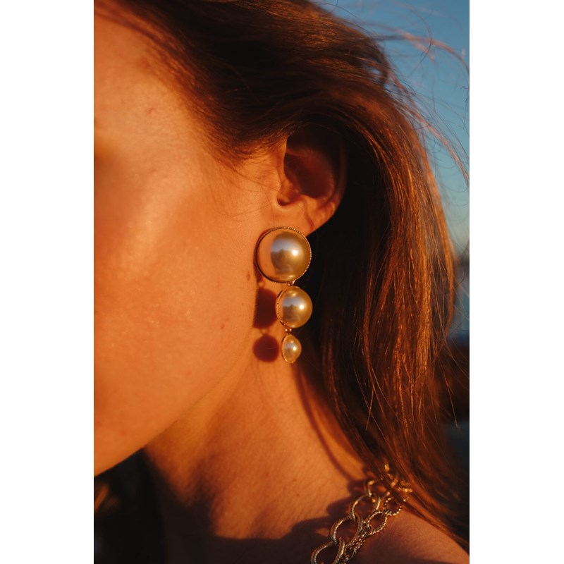 boucles d'oreilles puces pendantes perles doré à l'or fin - NÉLYA - vue 2
