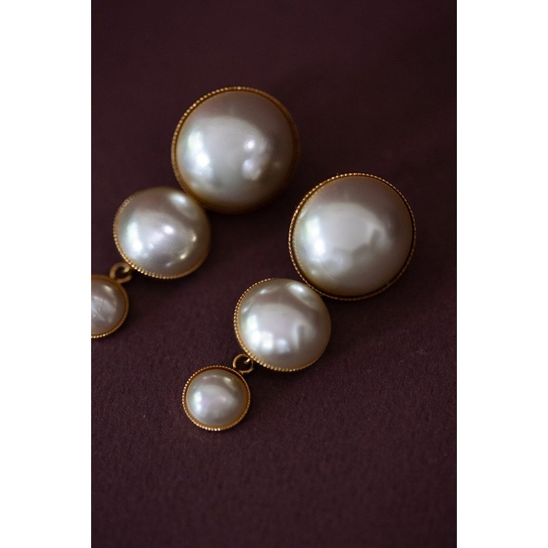 boucles d'oreilles puces pendantes perles doré à l'or fin - NÉLYA - vue 3