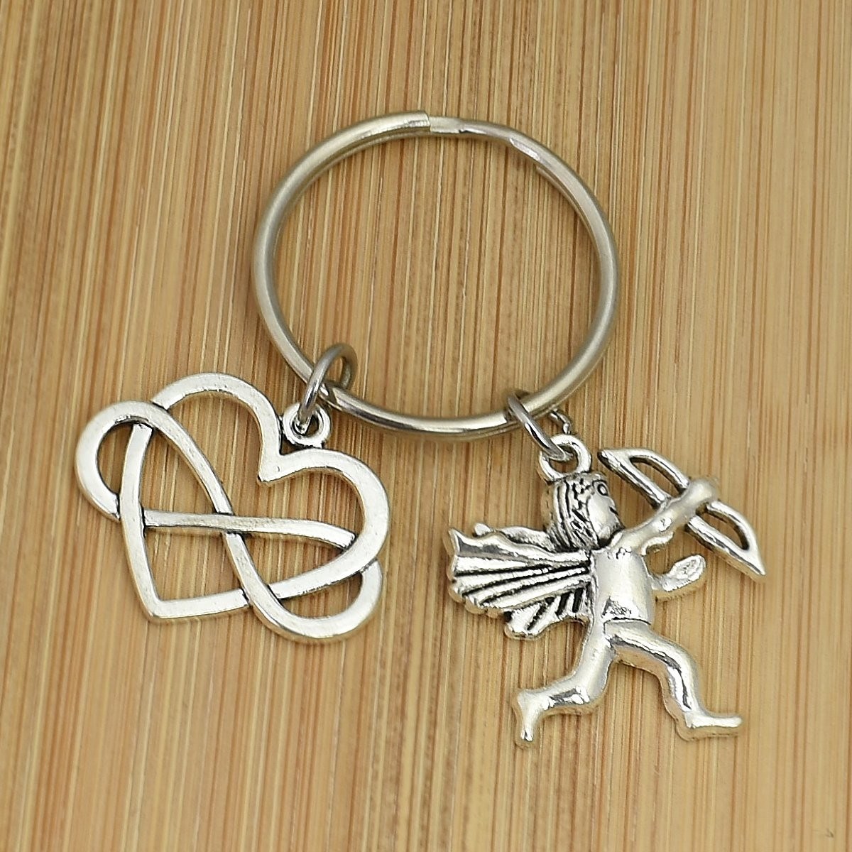 Porte-clés cupidon ange avec des ailes et sa flèche d'amour coeur à l'infini argenté - vue 2