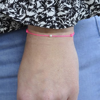 Kleine witte parel schakelarmband - Grijs