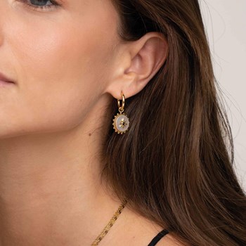 Gouden parelmoer ster oorbellen