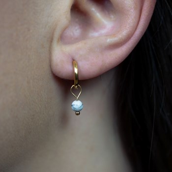 Boucles d'oreilles créoles Serena en pierres Howlite