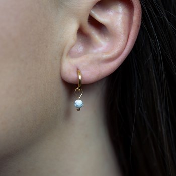 Boucles d'oreilles créoles Serena en pierres Howlite