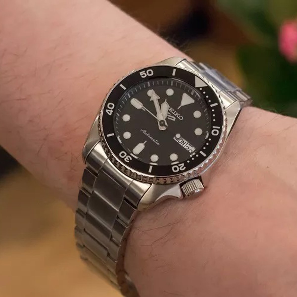 Monytre Seiko 5 Sports cadran noir SKX réédition - vue 2