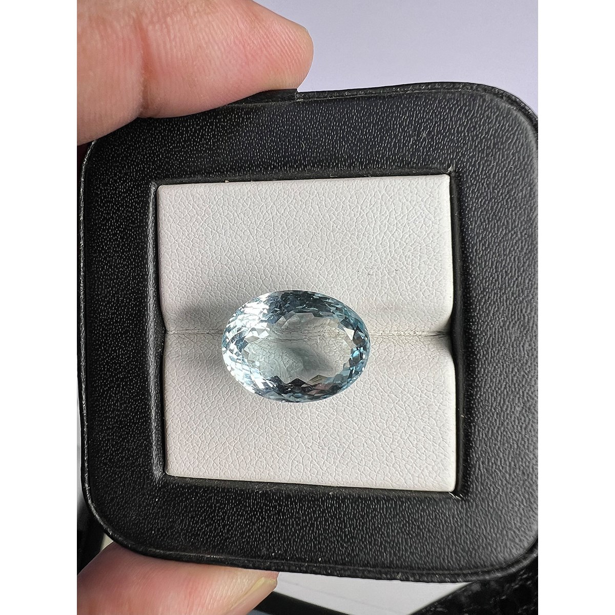 Aigue Marine Ovale facettée bleu ciel - Poids de 9.88 carats - Clarté VVS-VS - Origine Afrique - vue 2