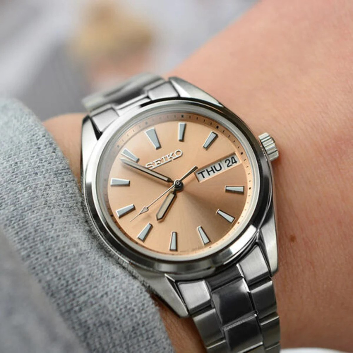 Montre femme Seiko acier cadran rose jour/date
collection classique - vue 2