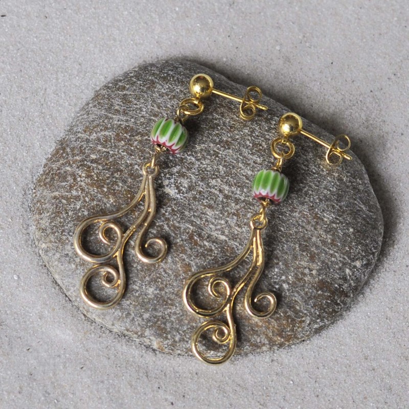 Boucles d'Oreilles Clous Métal Doré Perles Striées et Arabesques - vue 5