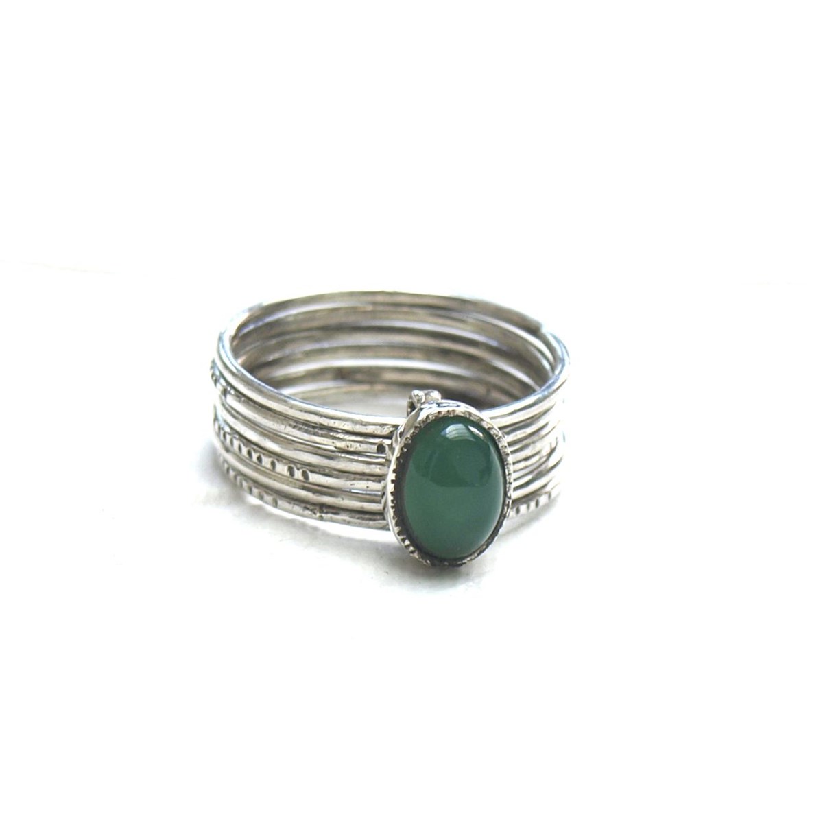 Bague semainier touareg ciselée et cabochon cornaline verte