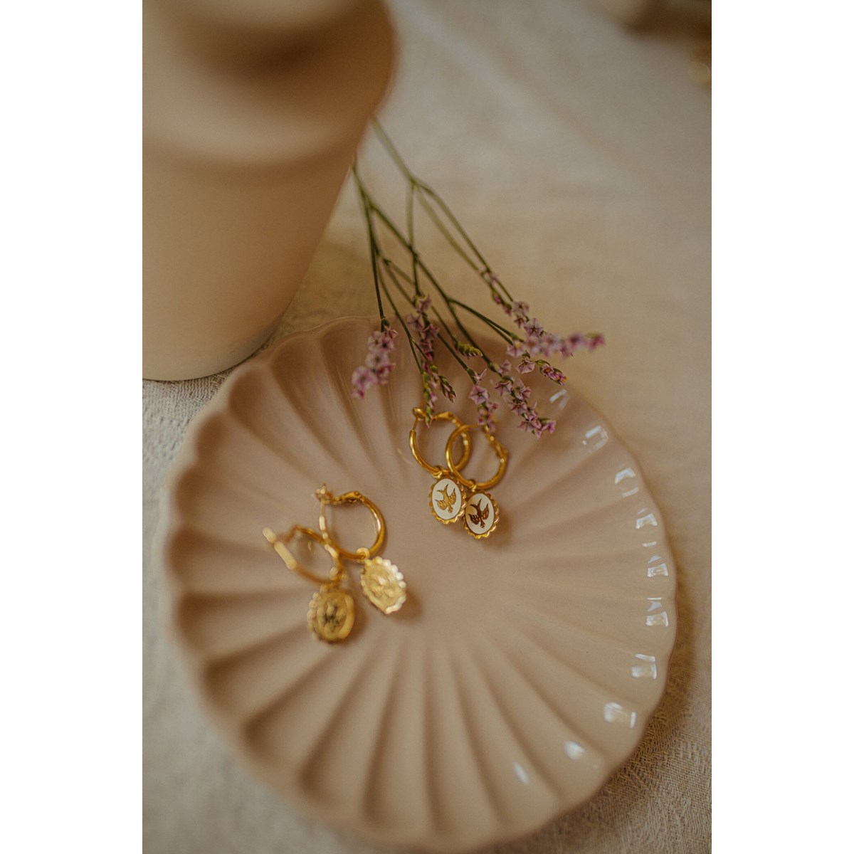 mini boucles d'oreilles créoles colombes émaillées doré à l'or fin - THÉMIS - vue 5