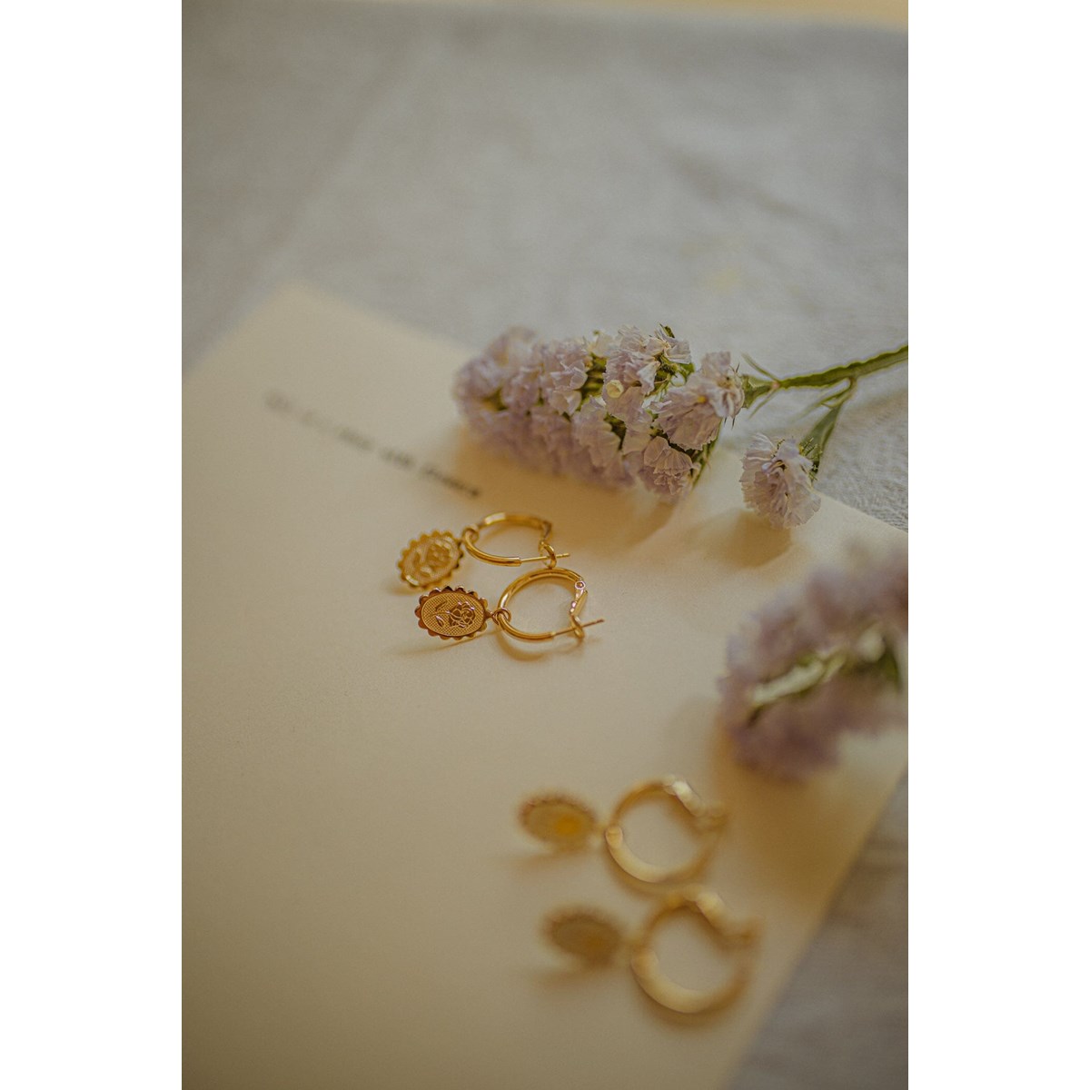 mini boucles d'oreilles créoles fleurs doré à l'or fin - THÉMIS - vue 5