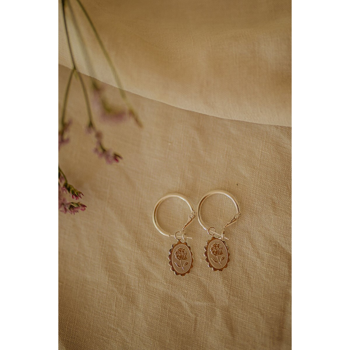 mini boucles d'oreilles créoles fleurs plaqué argent - THÉMIS - vue 3