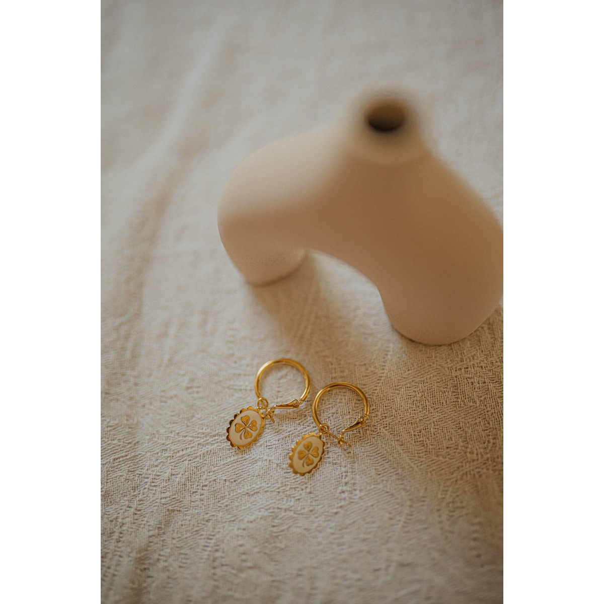 mini boucles d'oreilles créoles trèfles émaillées doré à l'or fin - THÉMIS - vue 3