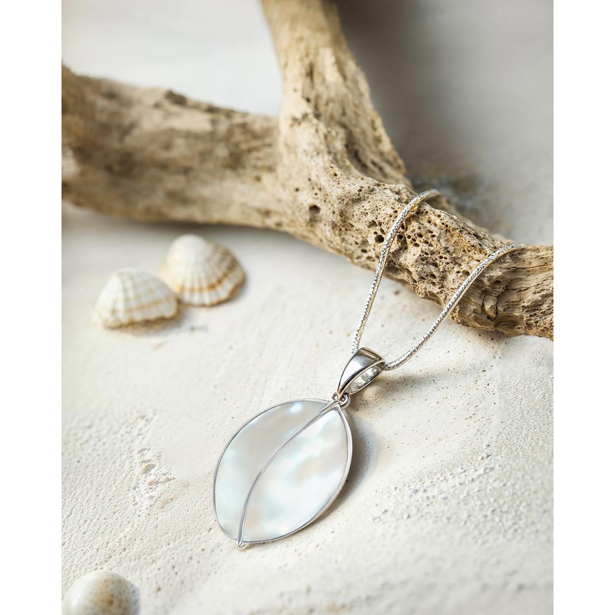 Pendentif Adara Argent 925 et Nacre Blanche | ADEN Design Feuille | Bijou Élégant - vue 4