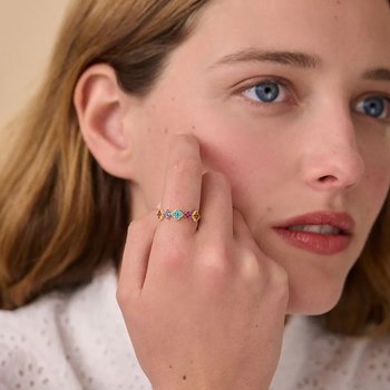 Bague fine Agatha Beloved doré rangée fleurs
multicolore