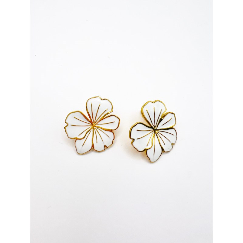 Boucles d'oreilles fleur blanche