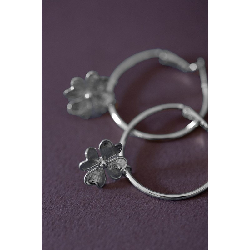 petites boucles d'oreilles créoles trèfles plaqué argent - LÉON - vue 2