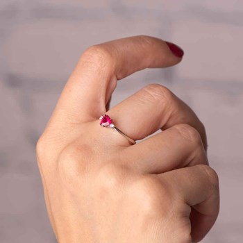 Bague Or 18 Carats 750 Blanc et Rubis Coeur Accompagné