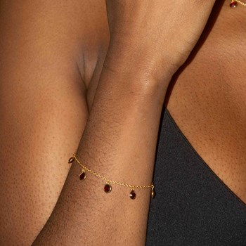 Gemia bracelet in garnet stones