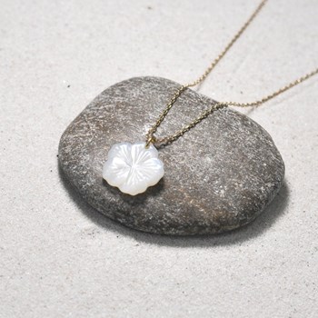 Ivory mother-of-pearl flower necklace - size 38 cm