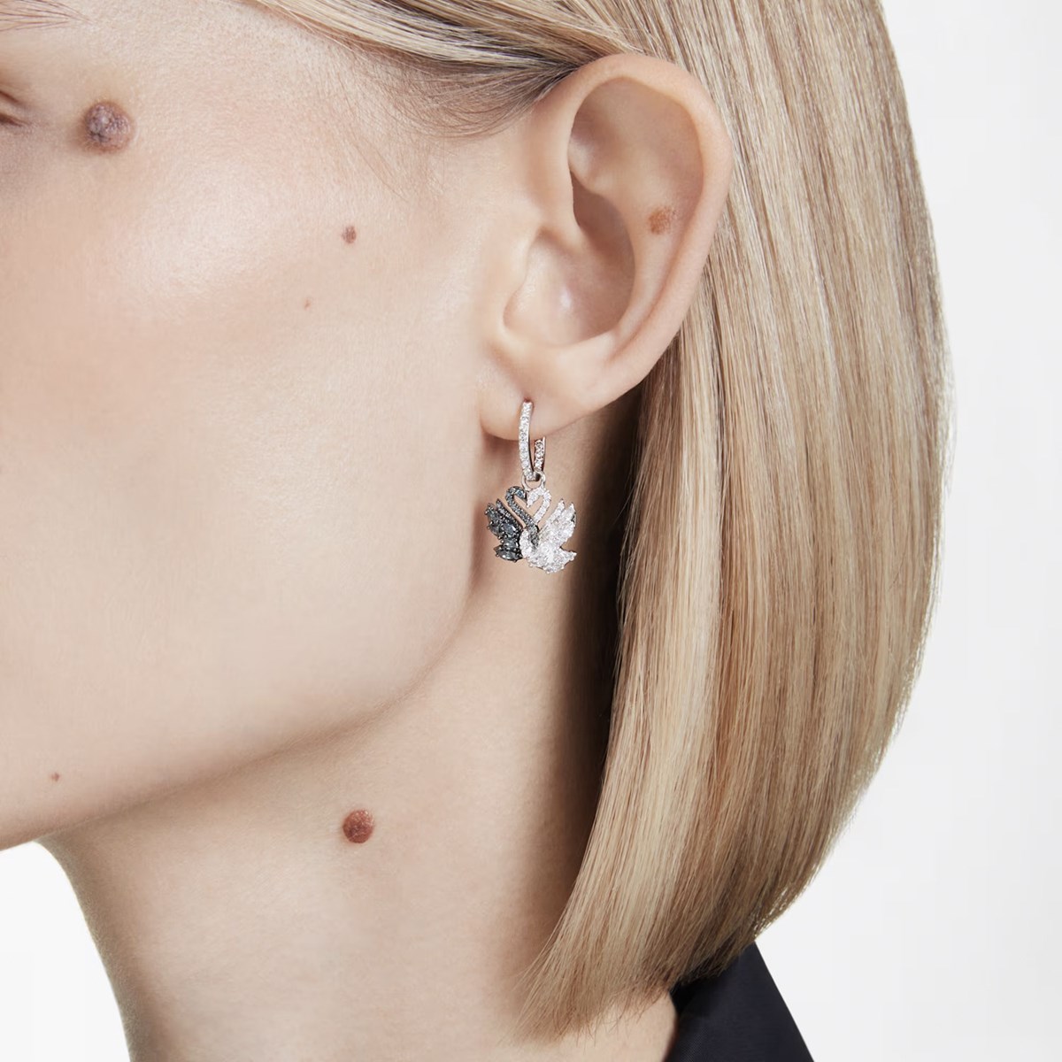 Boucles d'oreilles Swarovski Swan noir et blanc - vue 2